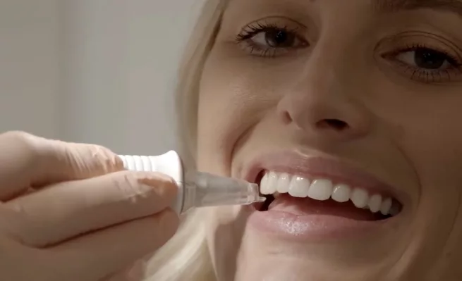 Patient undergoing a non-invasive diagnostic assessment using the InnerView handpiece, highlighting its pain-free and radiation-free technology.